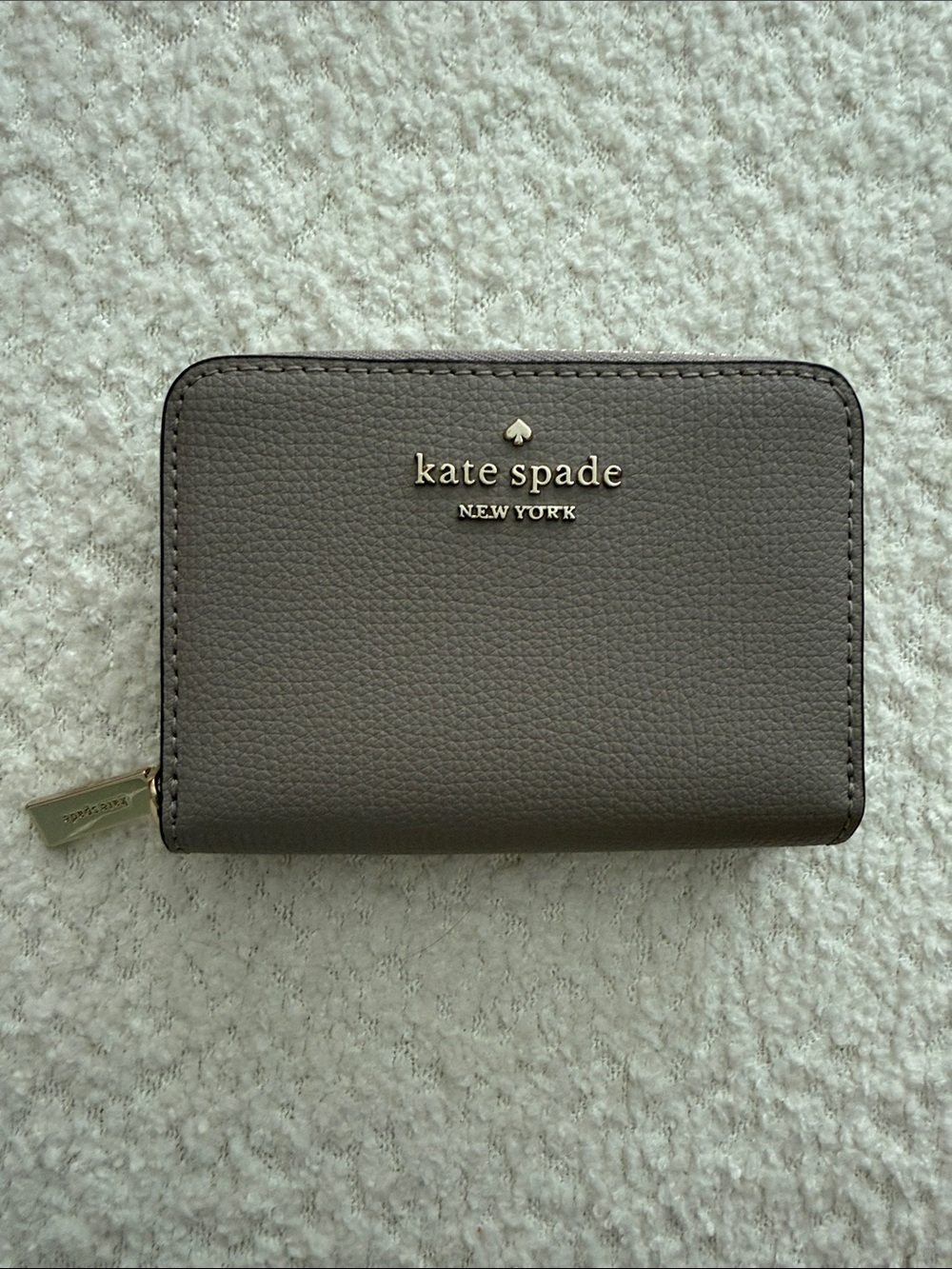 kate spade gray pebbled zip key & card holder with gold logo
